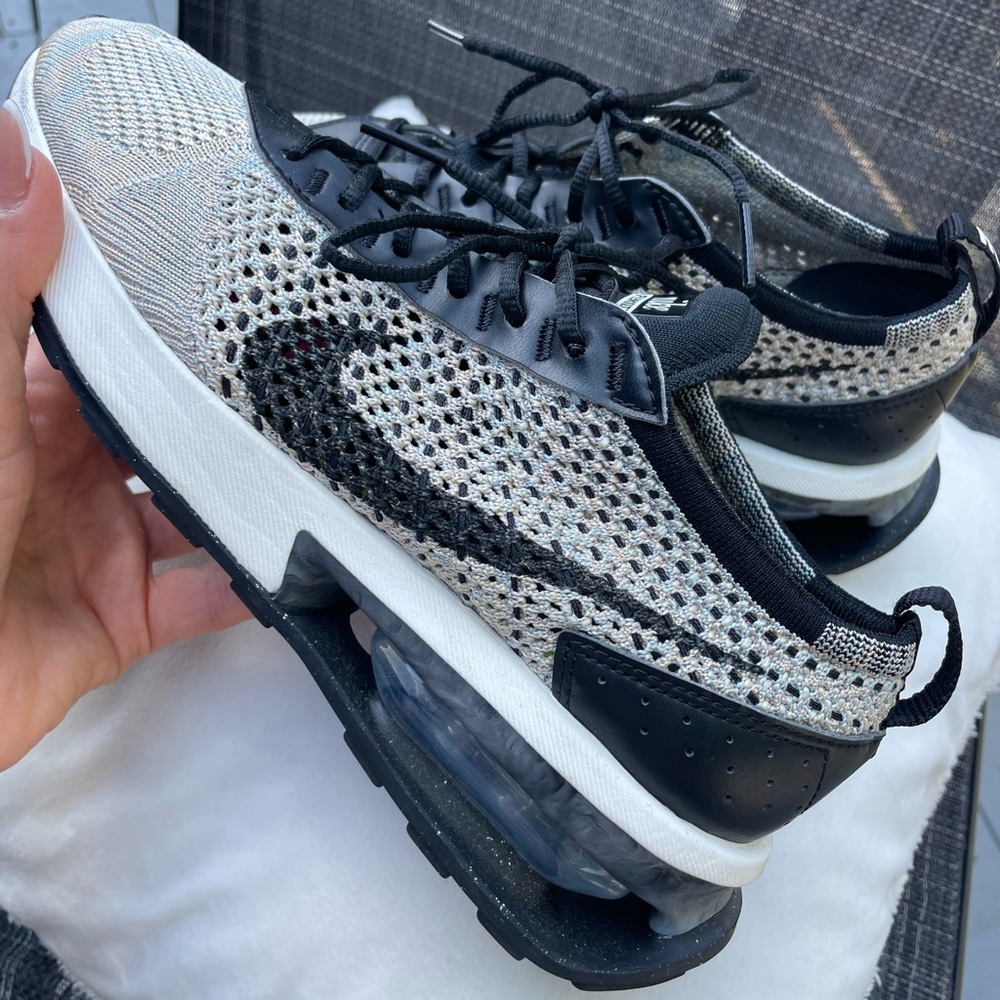 Nike 🤎🤍Women's Air Max Fly Knit Racer Casual Sneakers, size 6.5 (used twice ) 🖤